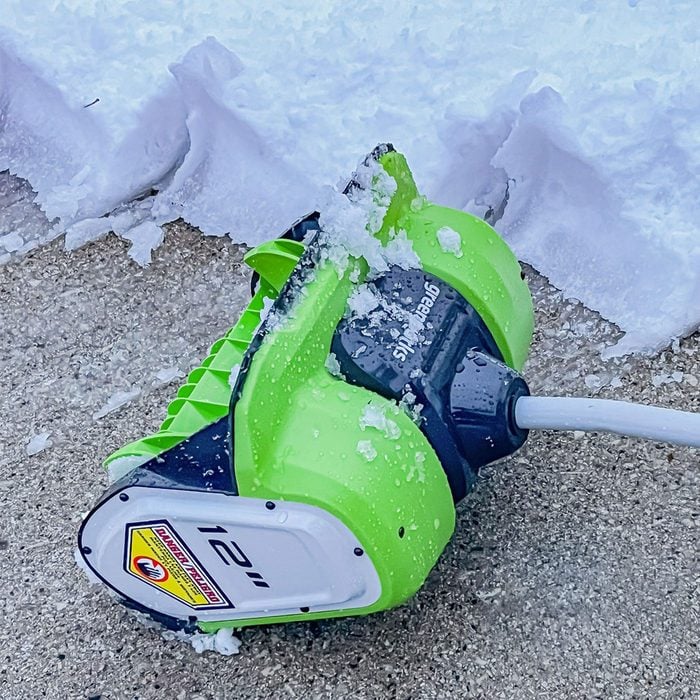 Fhma24 Greenworks 12 Inch Corded Snow Shovel Sheri Kaz 01 Pkedit